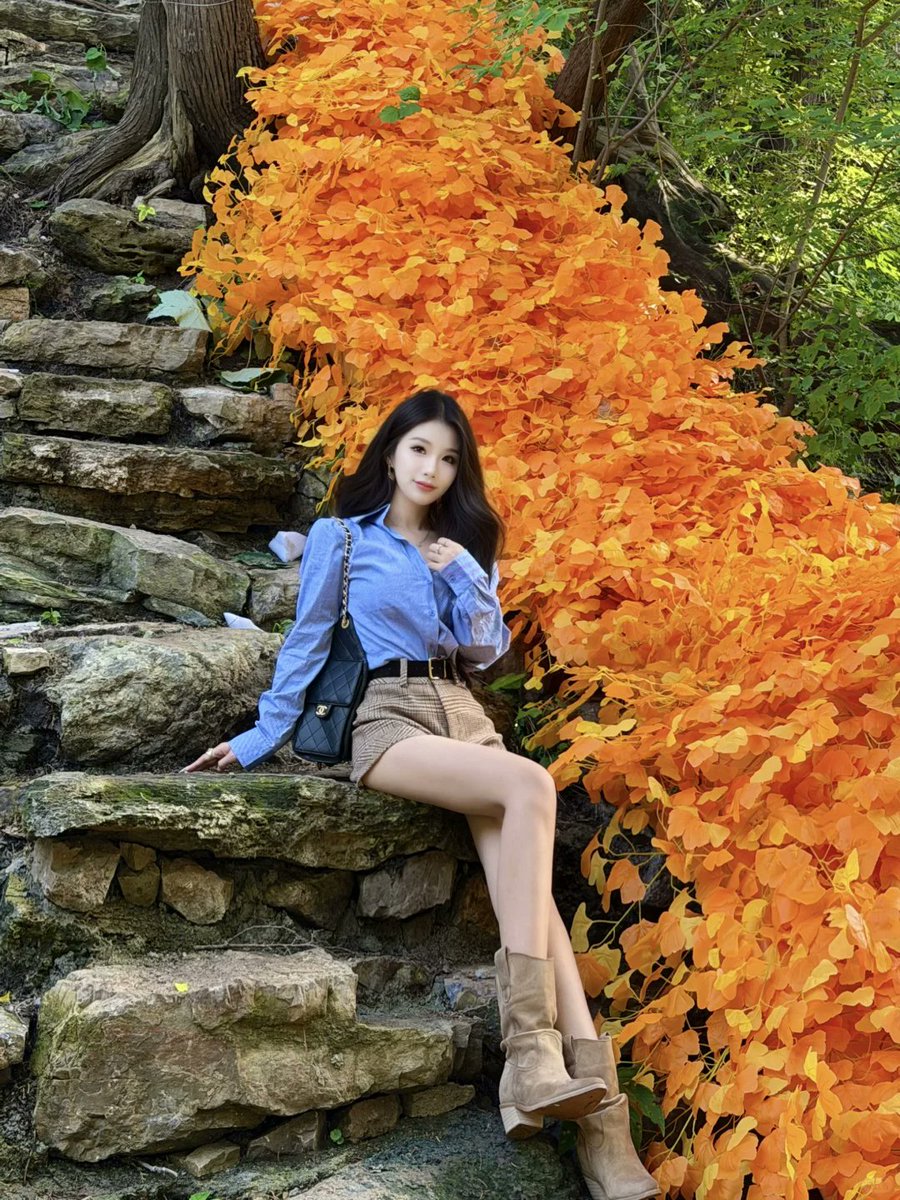 sweetiesprite's tweet photo. Autumn adventure in ancient gardens 🍂 Blue shirt outfit against vibrant fall foliage. Perfect warm-toned fall day.
#AutumnVibes #OOTD #ChineseGarden https://t.co/g0NLRQspRs