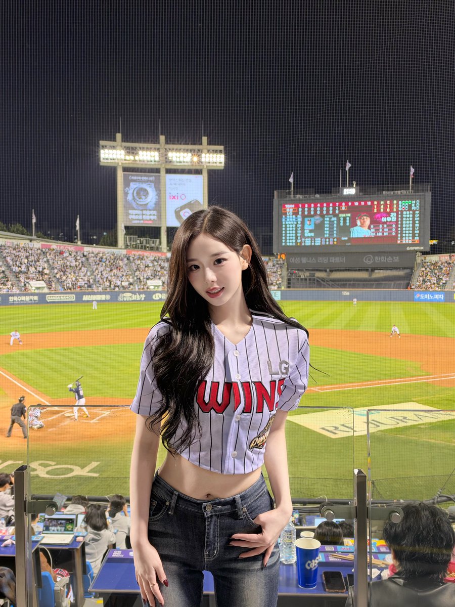 triplescosmos's tweet photo. 2026 KBO 포스트시즌 LG 트윈스 시구 완료⚾️
❤️승리요정 채욤🖤과 함께 외친 승리의 함성❗️
더 큰 꿈을 향해 Forever LG🪽

#tripleS #트리플에스
#ChaeYeon #채연 https://t.co/GYXSf5Gzeg