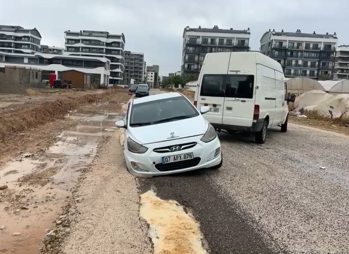 ismailozkan111's tweet photo. #Antalya’nın #Altıntaş bölgesinde etkili olan sağanağın ardından yolda oluşan su birikintileri nedeniyle bazı araçlar çukurlara düştü. https://t.co/XBSE0LuPvC
