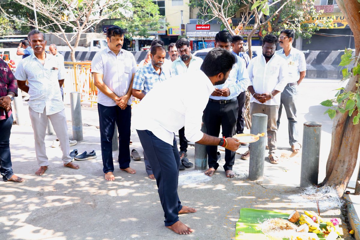 perambur_TVK's tweet photo. 🚧 வார்டு – 35 | மேற்கு நிழற் சாலை புதுப்பிக்கும் பணி தொடக்கம்!

மாண்புமிகு தமிழக முதலமைச்சரும், பெரம்பூர் சட்டமன்ற உறுப்பினருமான திரு. சி. ஜோசப் விஜய் அவர்களின் அறிவுறுத்தலின்படி, பெரம்பூர் சட்டமன்றத் தொகுதி, 35-வது வார்டில் உள்ள மேற்கு நிழற் சாலையைப் புதுப்பிக்க ₹70.10 லட்சம் மதிப்பீட்டில் திட்டம் தயாரிக்கப்பட்டுள்ளது.

இதன் தொடர்ச்சியாக, இன்று பெருநகர சென்னை மாநகராட்சி அதிகாரிகளுடன் இணைந்து சாலைப் புதுப்பிப்புப் பணிக்கான பூமி பூஜை நடைபெற்றது.

இந்நிகழ்வில் மண்டலம்–4 மாவட்ட வருவாய் அலுவலர், மண்டலம்–4 செயற்பொறியாளர், பகுதி–9 உதவி செயற்பொறியாளர் மற்றும் 35-வது வார்டு உதவிப் பொறியாளர் ஆகியோர் கலந்துகொண்டனர்.

மக்களின் நீண்டகாலத் தேவைகளை நிறைவேற்றி, சாலை வசதிகளை மேம்படுத்தி, பாதுகாப்பான மற்றும் தரமான போக்குவரத்தை உறுதி செய்வதே இப்பணியின் முக்கிய நோக்கமாகும்.

மக்களின் தேவைகளை அறிந்து, வளர்ச்சிப் பணிகளை முன்னெடுப்போம்! மக்கள் நலனே முதன்மை!

#Perambur #Ward35 #சாலைபுதுப்பிப்பு #வளர்ச்சிப்பணிகள் #CJosephVijay மக்கள்பணி GreaterChennaiCorporation