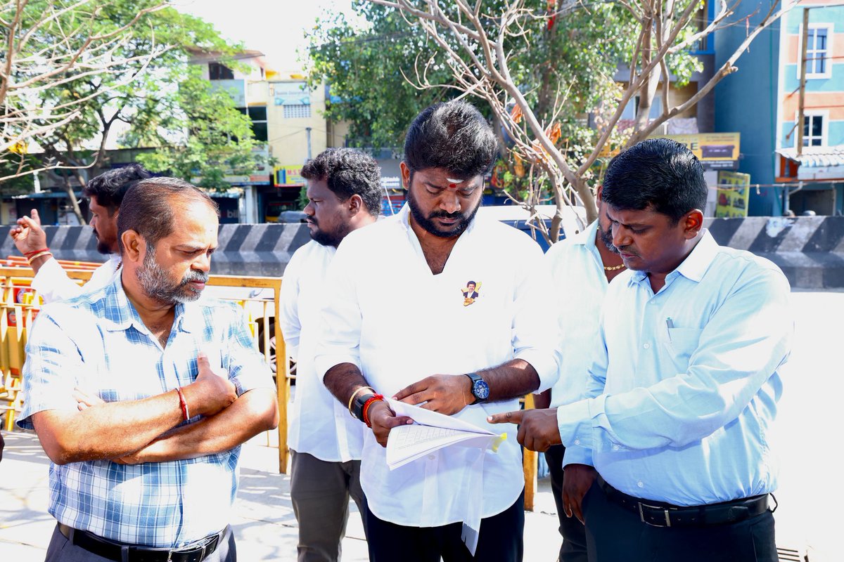 perambur_TVK's tweet photo. 🚧 வார்டு – 35 | மேற்கு நிழற் சாலை புதுப்பிக்கும் பணி தொடக்கம்!

மாண்புமிகு தமிழக முதலமைச்சரும், பெரம்பூர் சட்டமன்ற உறுப்பினருமான திரு. சி. ஜோசப் விஜய் அவர்களின் அறிவுறுத்தலின்படி, பெரம்பூர் சட்டமன்றத் தொகுதி, 35-வது வார்டில் உள்ள மேற்கு நிழற் சாலையைப் புதுப்பிக்க ₹70.10 லட்சம் மதிப்பீட்டில் திட்டம் தயாரிக்கப்பட்டுள்ளது.

இதன் தொடர்ச்சியாக, இன்று பெருநகர சென்னை மாநகராட்சி அதிகாரிகளுடன் இணைந்து சாலைப் புதுப்பிப்புப் பணிக்கான பூமி பூஜை நடைபெற்றது.

இந்நிகழ்வில் மண்டலம்–4 மாவட்ட வருவாய் அலுவலர், மண்டலம்–4 செயற்பொறியாளர், பகுதி–9 உதவி செயற்பொறியாளர் மற்றும் 35-வது வார்டு உதவிப் பொறியாளர் ஆகியோர் கலந்துகொண்டனர்.

மக்களின் நீண்டகாலத் தேவைகளை நிறைவேற்றி, சாலை வசதிகளை மேம்படுத்தி, பாதுகாப்பான மற்றும் தரமான போக்குவரத்தை உறுதி செய்வதே இப்பணியின் முக்கிய நோக்கமாகும்.

மக்களின் தேவைகளை அறிந்து, வளர்ச்சிப் பணிகளை முன்னெடுப்போம்! மக்கள் நலனே முதன்மை!

#Perambur #Ward35 #சாலைபுதுப்பிப்பு #வளர்ச்சிப்பணிகள் #CJosephVijay மக்கள்பணி GreaterChennaiCorporation