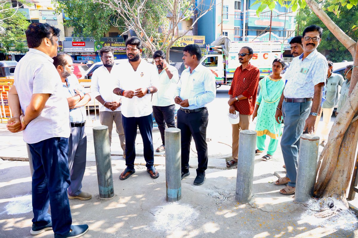 perambur_TVK's tweet photo. 🚧 வார்டு – 35 | மேற்கு நிழற் சாலை புதுப்பிக்கும் பணி தொடக்கம்!

மாண்புமிகு தமிழக முதலமைச்சரும், பெரம்பூர் சட்டமன்ற உறுப்பினருமான திரு. சி. ஜோசப் விஜய் அவர்களின் அறிவுறுத்தலின்படி, பெரம்பூர் சட்டமன்றத் தொகுதி, 35-வது வார்டில் உள்ள மேற்கு நிழற் சாலையைப் புதுப்பிக்க ₹70.10 லட்சம் மதிப்பீட்டில் திட்டம் தயாரிக்கப்பட்டுள்ளது.

இதன் தொடர்ச்சியாக, இன்று பெருநகர சென்னை மாநகராட்சி அதிகாரிகளுடன் இணைந்து சாலைப் புதுப்பிப்புப் பணிக்கான பூமி பூஜை நடைபெற்றது.

இந்நிகழ்வில் மண்டலம்–4 மாவட்ட வருவாய் அலுவலர், மண்டலம்–4 செயற்பொறியாளர், பகுதி–9 உதவி செயற்பொறியாளர் மற்றும் 35-வது வார்டு உதவிப் பொறியாளர் ஆகியோர் கலந்துகொண்டனர்.

மக்களின் நீண்டகாலத் தேவைகளை நிறைவேற்றி, சாலை வசதிகளை மேம்படுத்தி, பாதுகாப்பான மற்றும் தரமான போக்குவரத்தை உறுதி செய்வதே இப்பணியின் முக்கிய நோக்கமாகும்.

மக்களின் தேவைகளை அறிந்து, வளர்ச்சிப் பணிகளை முன்னெடுப்போம்! மக்கள் நலனே முதன்மை!

#Perambur #Ward35 #சாலைபுதுப்பிப்பு #வளர்ச்சிப்பணிகள் #CJosephVijay மக்கள்பணி GreaterChennaiCorporation