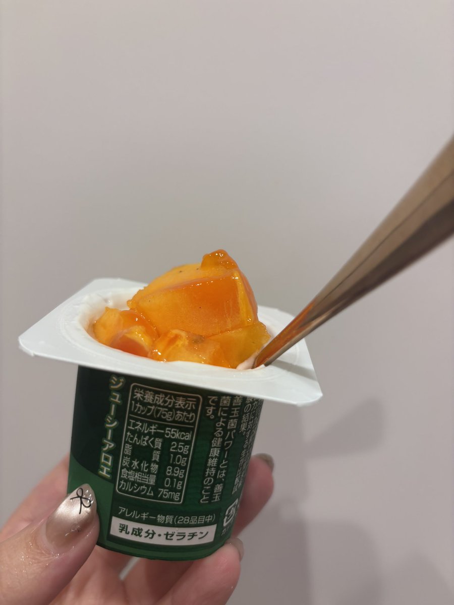 mayonakaodango's tweet photo. 柿とヨーグルト150kcal。 https://t.co/hGbKsUHqZa