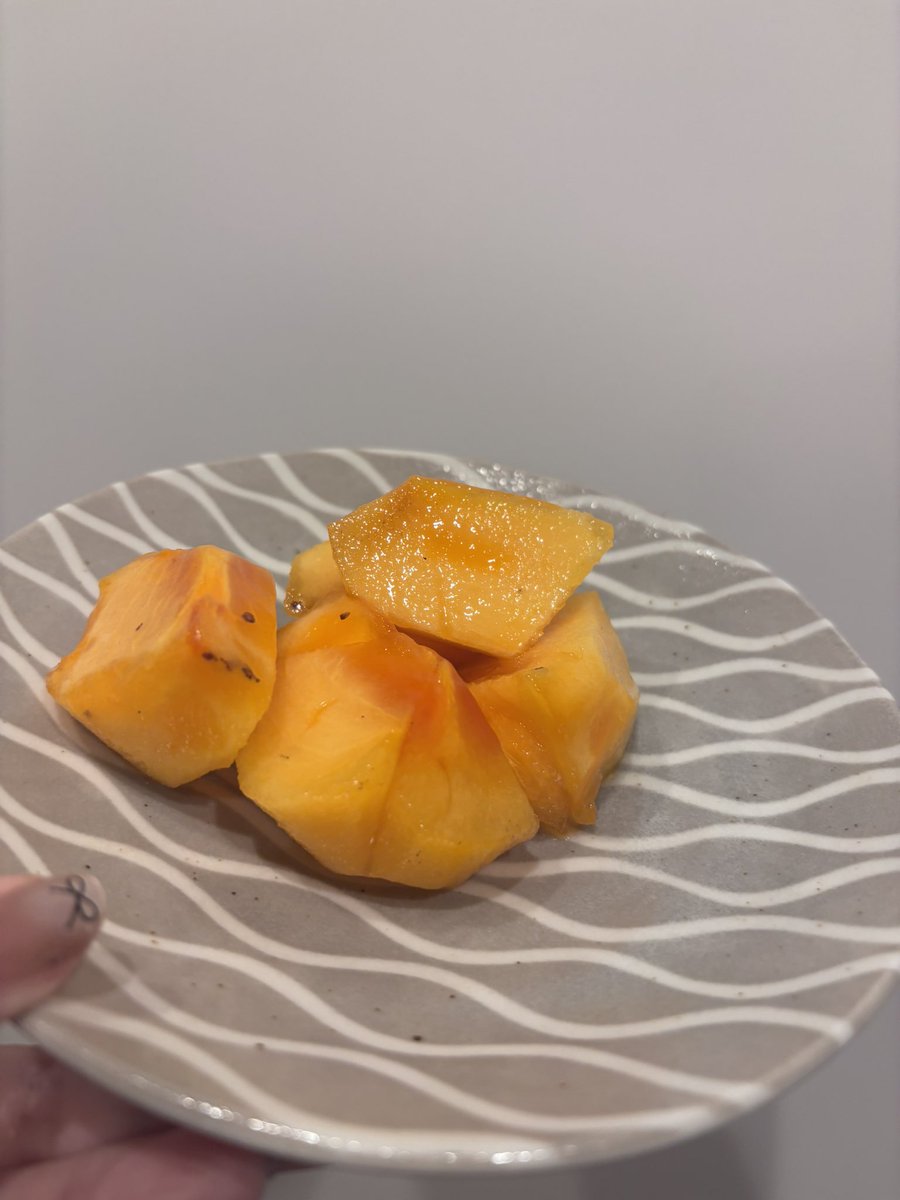 mayonakaodango's tweet photo. 柿とヨーグルト150kcal。 https://t.co/hGbKsUHqZa