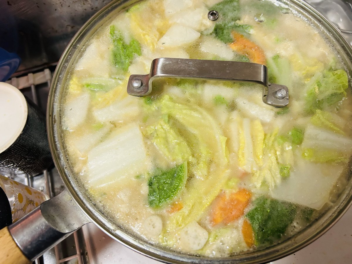 engawa_green's tweet photo. とり野菜味噌が売ってたので味噌鍋！
具材入れ過ぎてお鍋の中パンパンぬ https://t.co/FaXZhxS5x7