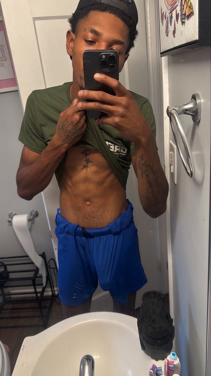 DeAndre84765203's tweet photo. Morning wood is real! https://t.co/MtYdZ1Qk4H