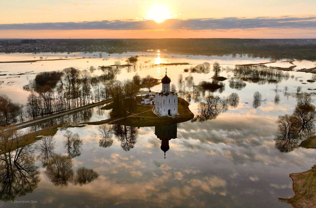 Russia's tweet photo. ☦️ #OTD in 1165, the Church of the Intercession on the #Nerl was completed at the behest of Grand Prince Andrey Bogolyubsky.
✨ A @UNESCO World Heritage gem, its elegant silhouette rises above the floodplain, blending in perfect harmony with the landscape. https://t.co/QX1pqpd65s