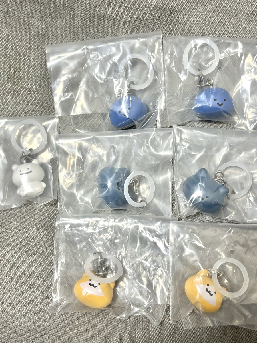 userpomupomu's tweet photo. お文具といっしょ めじるしアクセサリーなのです　　

一見なんのガチャ回したかわからないww
どこも在庫1.2個しかなかったのに、この出方ww https://t.co/f5SkN0siIW