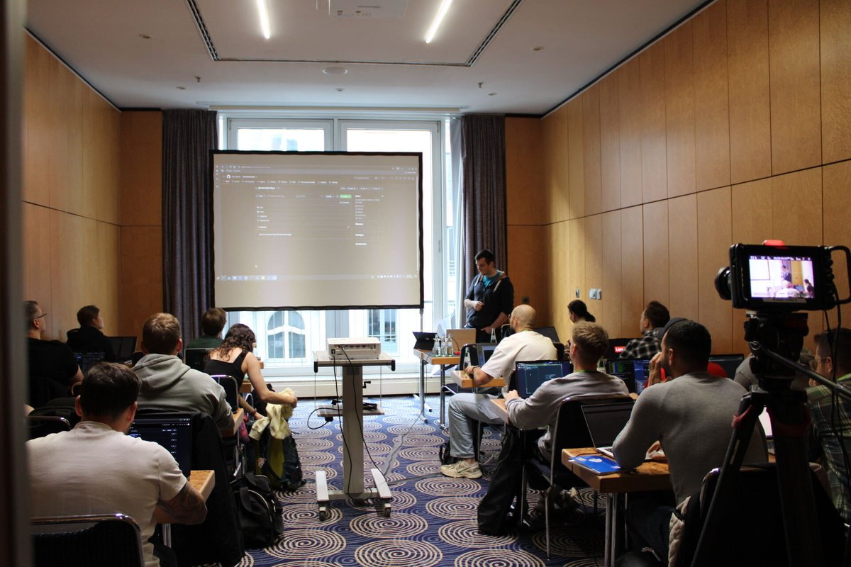 JS_Days's tweet photo. Okay, auch im Backend wird heute ordentlich getüftelt. 😄

Bei Sebastian Springer geht’s gerade um Nest.js und saubere Architektur – mit TypeScript, klaren Strukturen und vor allem der Frage: Wie bleibt das Ganze auch bei größeren Projekten noch übersichtlich?

#NodeJS #NestJS https://t.co/n7DnS75vDs