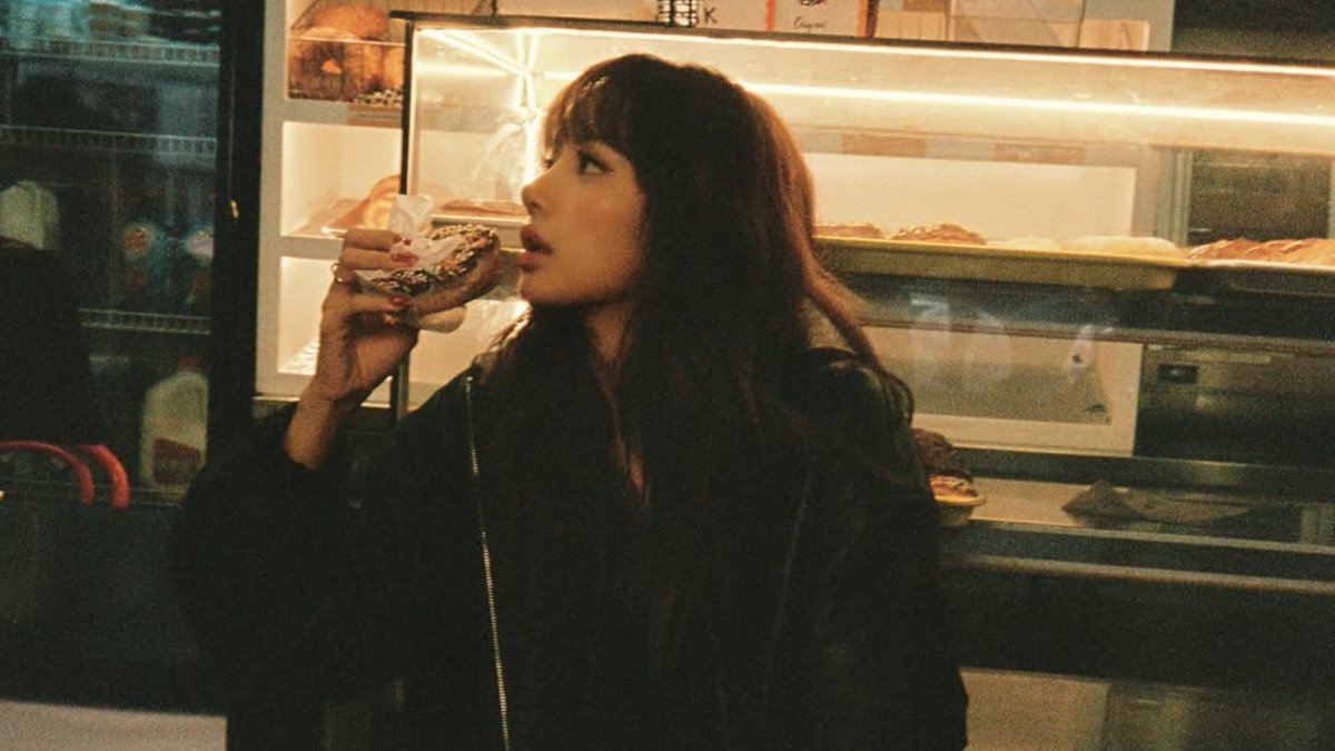 lisabianism's tweet photo. is this giving 2018/2019 lisa vibes https://t.co/LZFY5AX7nm