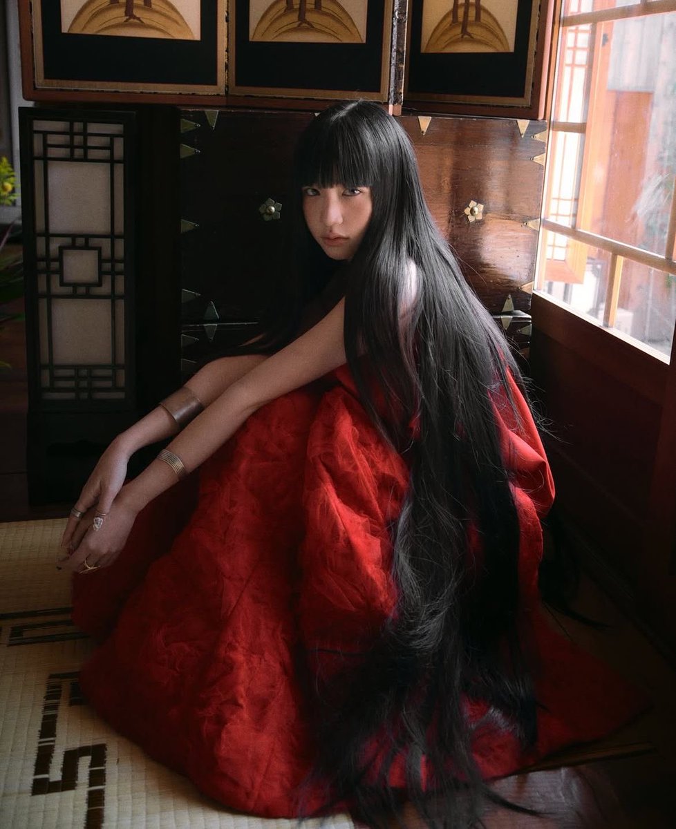 ranranran_pchan's tweet photo. 美しいというより、もはや魔性。
黒髪と深紅が似合う女、あまりにも強い。 https://t.co/wk12ojfaDu