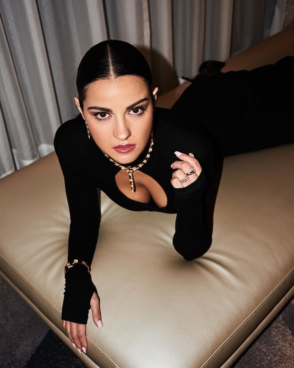 tuyyoperroni's tweet photo. essas fotos da maite são meu império romano 😮‍💨 https://t.co/nLUDlMX6JI