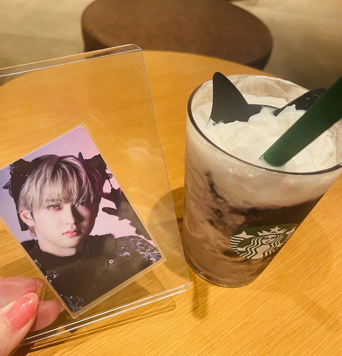 LjgQb's tweet photo. 超特急の映画を所沢に観に行ったよ🚄🤩
映画最前ドセンでワロタ😹
帰りに声かけてくれてユーキさん推しですよね⁉️とランダムトレカ(9種)のユーキさんくれたお姉さんありがとうございました😭タカシ君推しだと聞き、たまたま所持していたせぶいれのうたトレカお返し出来て良かった😭👍8号車あったけえ😭 https://t.co/N7eHiXO75x
