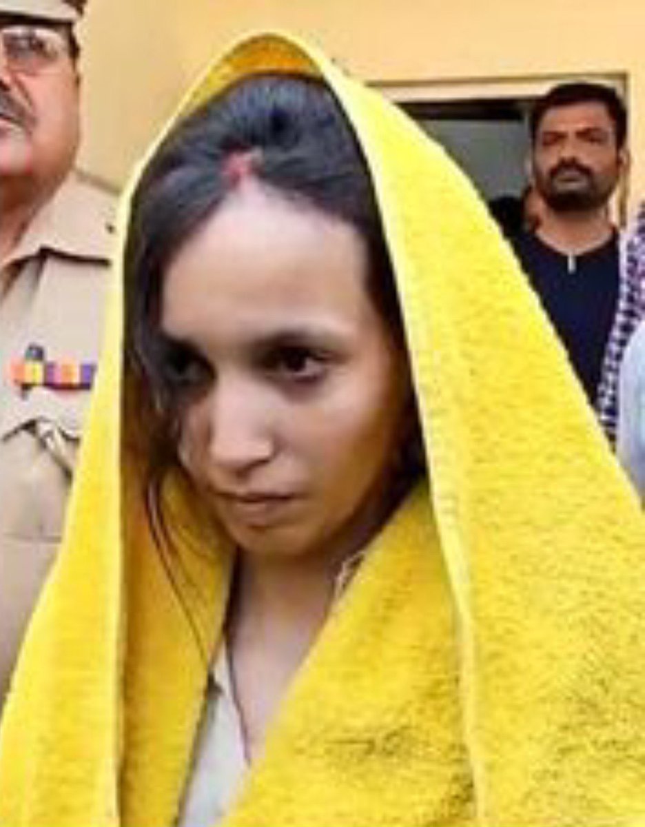 AshrafFem's tweet photo. मेरठ के नीले ड्रम हत्याकांड मामले में मुस्कान रस्तोगी और साहिल शुक्ला को फांसी की सजा सुनाई गई है. मार्च 2025 में मर्चेंट नेवी कर्मी सौरभ राजपूत की हत्या कर शव के टुकड़े कर नीले ड्रम में सीमेंट से बंद कर दिए गए थे। 

जिन्हें लगा था कि एक नीले ड्रम में सच्चाई को सीमेंट के नीचे दफन कर देंगे, उन्हें शायद अंदाजा नहीं था कि वक्त कितना भी लगे, कानून के हाथों से बचना इतना आसान नहीं!

सौरभ आज हमारे बीच नहीं है, लेकिन उसके लिए इंसाफ की लड़ाई अदालत तक पहुंची और फैसला सामने आया।

याद रखिए, गुनाह चाहे कितनी भी चालाकी से छिपाया जाए, सच को हमेशा के लिए कैद नहीं किया जा सकता।

देर हो सकती है, लेकिन जब इंसाफ होता है, तो कानून के सामने हर चालाकी छोटी पड़ जाती है…