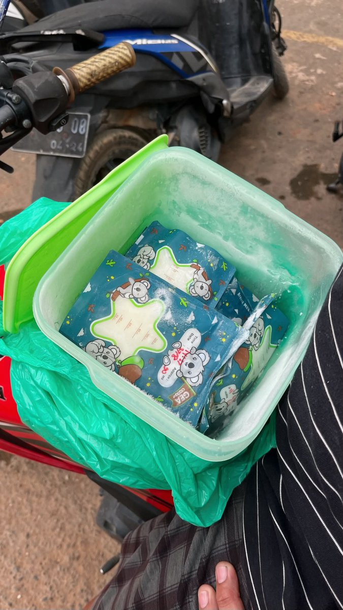 keluhkesahkonoh's tweet photo. Kemarin Batam mati listrik hampir 2 hari. Aku sampai minta tolong suami buat nitipin ASIP ke Indomaret atau Alfamart, tapi katanya listrik mereka juga nggak bakal bertahan lama.

Akhirnya suami keliling cari tempat yang bisa dititipin ASIP selama 24 jam. Entah gimana, dia kepikiran buat nyamperin hotel terdekat dari rumah dan nanya apa bisa nitip ASIP di sana. Alhamdulillah, pihak hotelnya mau bantu 🥹❤️

Pas tadi diambil, ASIP-ku masih aman banget. Bahkan waktu mau bayar, mereka malah nggak mau nerima uangnya. Huhu, ternyata masih banyak banget orang baik di dunia ini. 🫶🏻