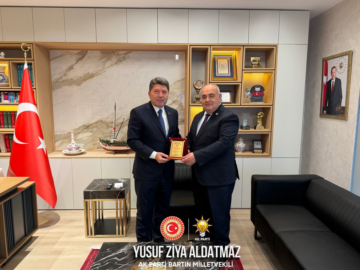 yaldatmaz's tweet photo. Geçtiğimiz hafta Bartın Lisesi Mezunlar Derneği Buluşması kapsamında düzenlenen plaket töreninde, önceki dönem Adalet Bakanımız Sayın @yilmaztunc adına verilen plaketi teslim alarak Ankara’da kendisine takdim ettim.

Köklü geçmişi, güçlü dostlukları ve vefa duygusuyla Bartın Lisemiz her zaman gönlümüzde ayrı bir yere sahip.

Bu anlamlı organizasyonda emeği geçen herkese teşekkür ediyorum.

#Bartın #BartınLisesi
