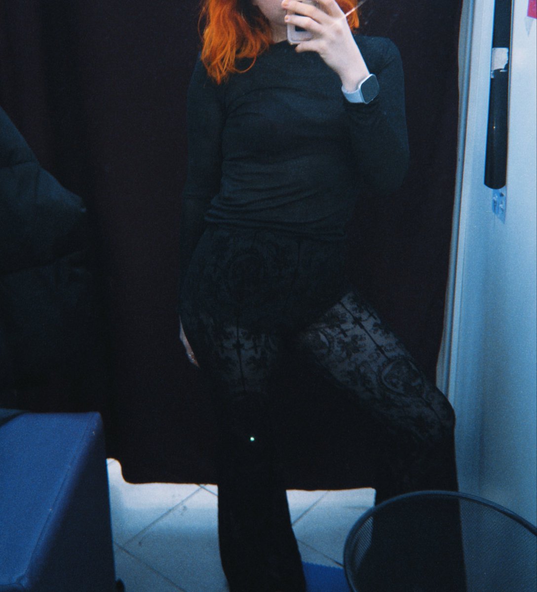 ririnlilo's tweet photo. Это я сегодня с вб забрала брюки для записи танца. https://t.co/cUEAagzlni