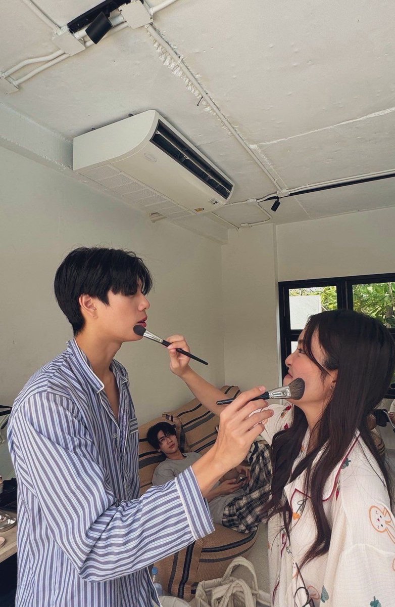 chouxcheese's tweet photo. เคมีภูวินป่านพีทอะหรอ แมวเด็กกับพี่คนสวยอะสิ😭🫠😽 https://t.co/iLPAzFV0PT