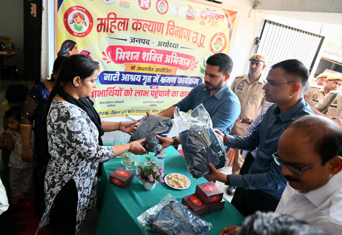 dmayodhya's tweet photo. मिशन शक्ति अभियान के अंतर्गत राजकीय नारी आश्रय गृह ,भीखापुर का निरीक्षण कर संवासिनियों से संवाद कर उनके आवास, स्वास्थ्य, खानपान एवं सुरक्षा व्यवस्थाओं की गुणवत्ता परखी। महिलाओं एवं बालिकाओं को ट्रैक सूट व मिष्ठान वितरित किए। साथ ही कौशल विकास के माध्यम से उन्हें आत्मनिर्भर बनाने एवं बेहतर सुविधाएं सुनिश्चित करने के निर्देश भी दिए।
@CMOfficeUP @UPGovt @InfoDeptUP