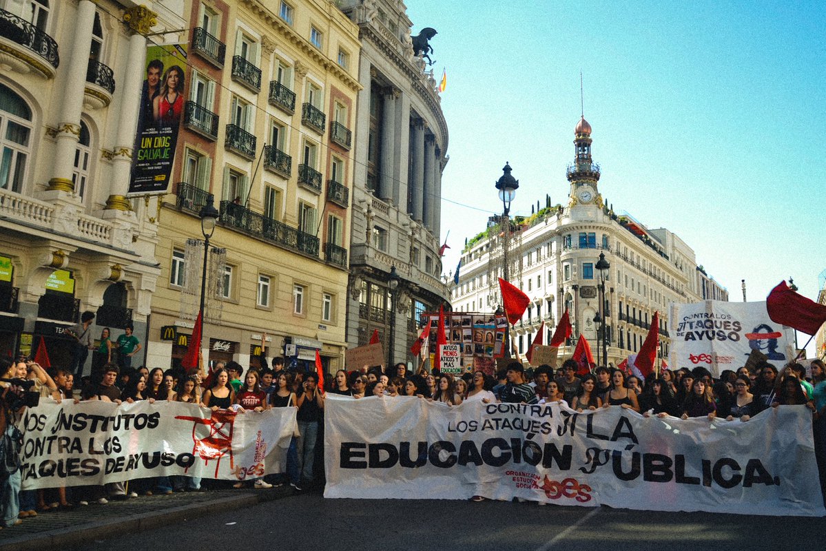 OES_Madrid's tweet photo. Tras las cargas policiales esta mañana en los piketes de Ciudad Universitaria seguimos denunciando en la concentración en sol los ataques a nuestra clase. Frente a los partidos que nos asfixian y los gobiernos que mandan a los cuerpos de seguridad a reprimirnos. 
Ni un paso atrás https://t.co/RJIa3cWQLz