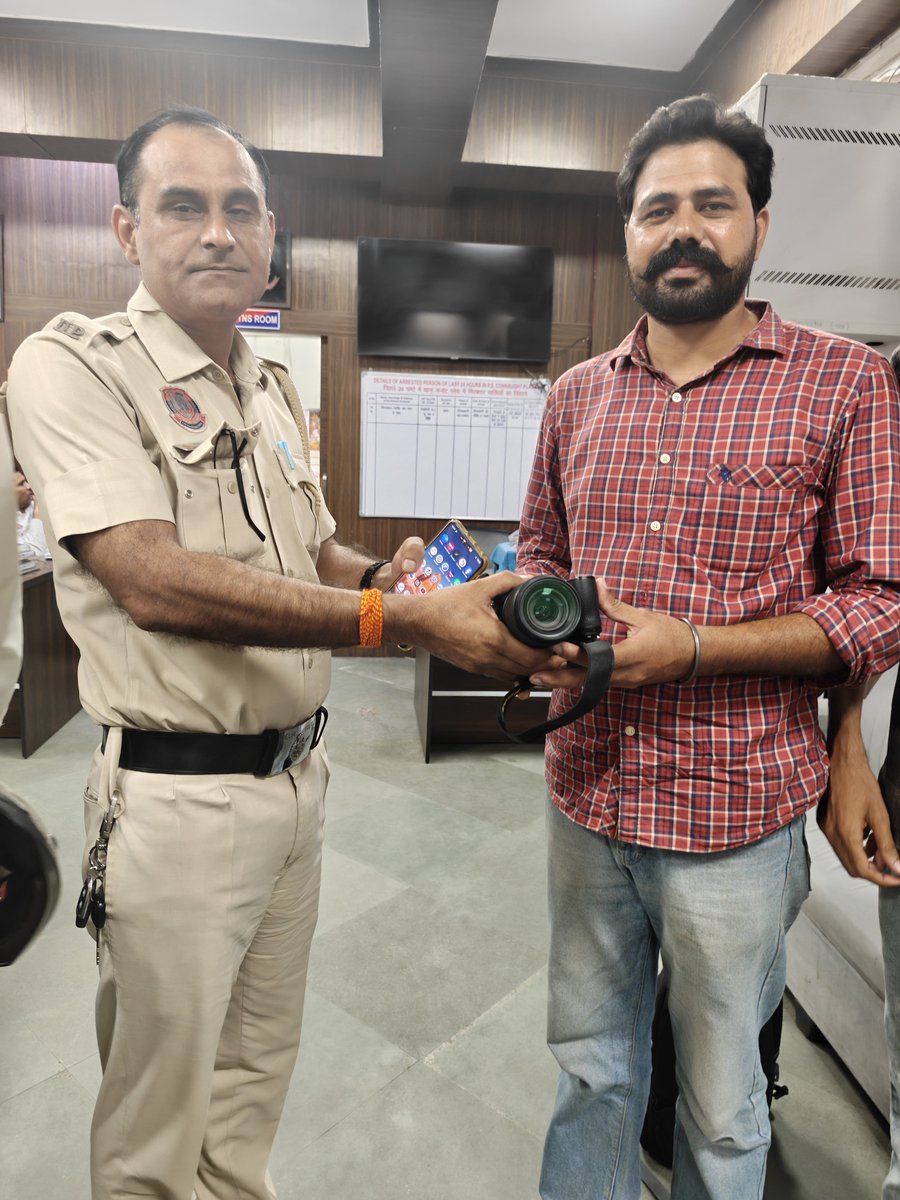 praveenwithheld's tweet photo. चार दिन की मुश्किल के बाद पंजाब के अपने पत्रकार भाई लखविंदर और राजवेंद्र को अपना कैमरा वापस मिल गया है. https://t.co/E7C7UOLNqg
