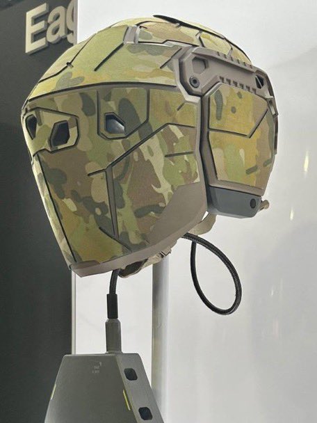 thebitigx's tweet photo. ABD Ordusu piyadeleri için tasarlanan yeni nesil 'Eagle Eye' (Kartal Gözü) kask prototipi tanıtıldı.

∙ Tam yüz koruması sağlayan kask; gelişmiş baş üstü ekran sistemi (HUD) ve entegre veri akışıyla dikkat çekiyor. https://t.co/7FHGD9ghTu