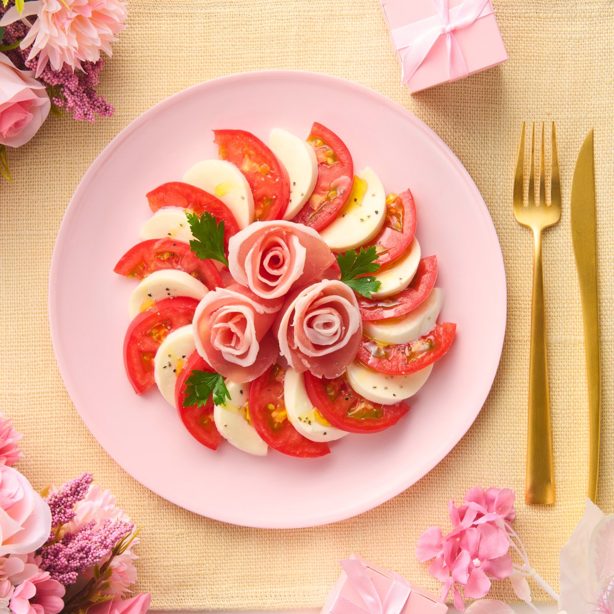 Kraft_Parmesan's tweet photo. ＼皆さんにとって大切な日に🎂／​

クラフトフレッシュモッツァレラで​
お祝いしませんか🍅⚪️♪​

カプレーゼにピンクのお花を添えると、 ​
食卓がぐっと華やかに🌸✨

今日は #家モッツァ しよ💗

▼レシピはこちら👇 https://t.co/5f4Y94CZzD https://t.co/bmYZFePpcG