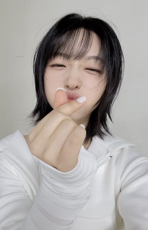 a2Ovara's tweet photo. 진심 보라 이런 커욤띠얼굴 숨기고 늑대처럼 뮤비어케찍음 https://t.co/bKdnlbPnCv