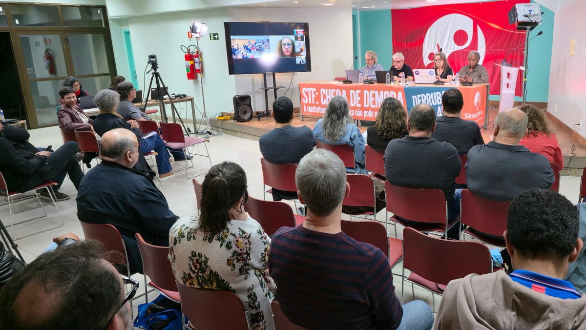 Fenajufe's tweet photo. Assembleia com cerca de 250 servidores aprova paralisação no dia 14, com ato no TRF4, contra atrasos em salários e benefícios na Justiça Federal https://t.co/VeclQE9Jr5 https://t.co/aUWTNTil3o