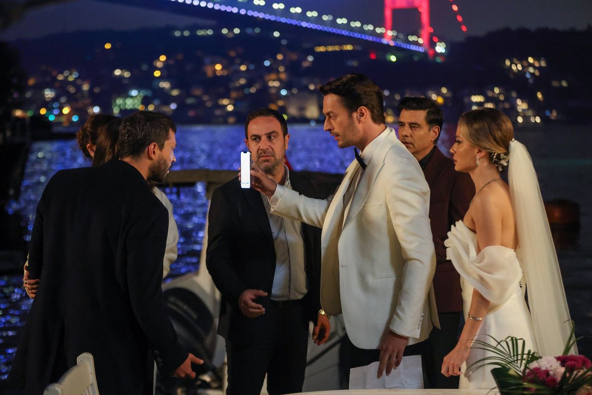 beklenenkral's tweet photo. #MuhtemelAşk yeni bölümünde;

Tolga ve Özlem’in düğünü, Ali’nin Tolga’ya babası olduğunu açıklamasıyla beklenmedik bir krize dönüşür. Ancak asıl şok, Tolga’nın daha önce yaptırdığı babalık testiyle yeni sonuç arasındaki çelişkiyi fark etmesiyle yaşanır. Test sonuçlarının değiştirildiğini düşünen Tolga, Kadir’i suçlar. Defne ise sevdiği adama güvenerek gerçeğin peşine düşer. Ancak Cemal’in Kadir’i hedef alan ifadesi ve ortaya çıkan görüntüler, dengeleri altüst eder. Kadir’in suçsuz olduğuna inanan Defne, bu kez onun kendisinden sakladığı gerçeklerle yüzleşmek zorunda kalır. Defne, Kadir’in suçsuzluğuna inanırken sevdiği adamın sakladığı gerçek, bildiği her şeyi değiştirir.