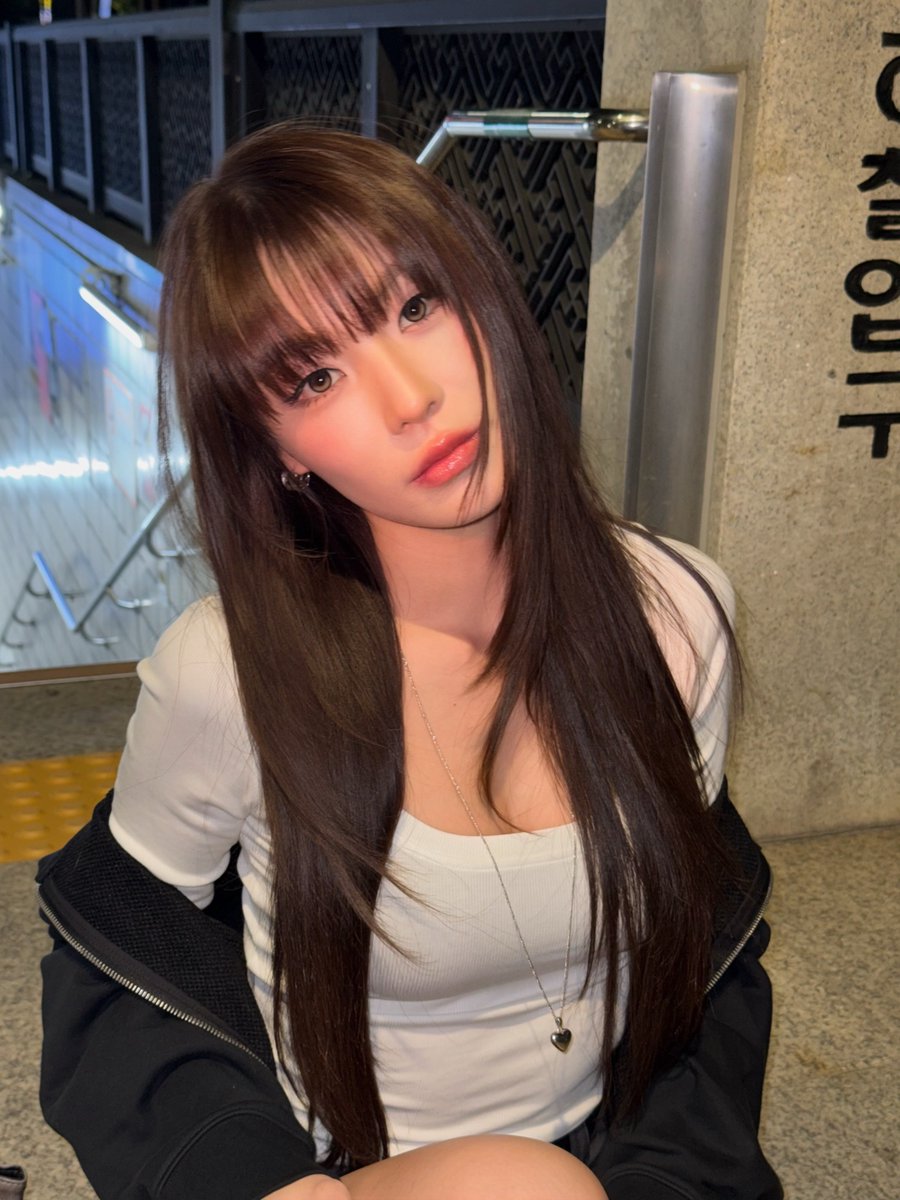 iwantlikelove's tweet photo. 한국지하철역앞에이렇게아리따운여성이•• https://t.co/F5KSXwJRuW