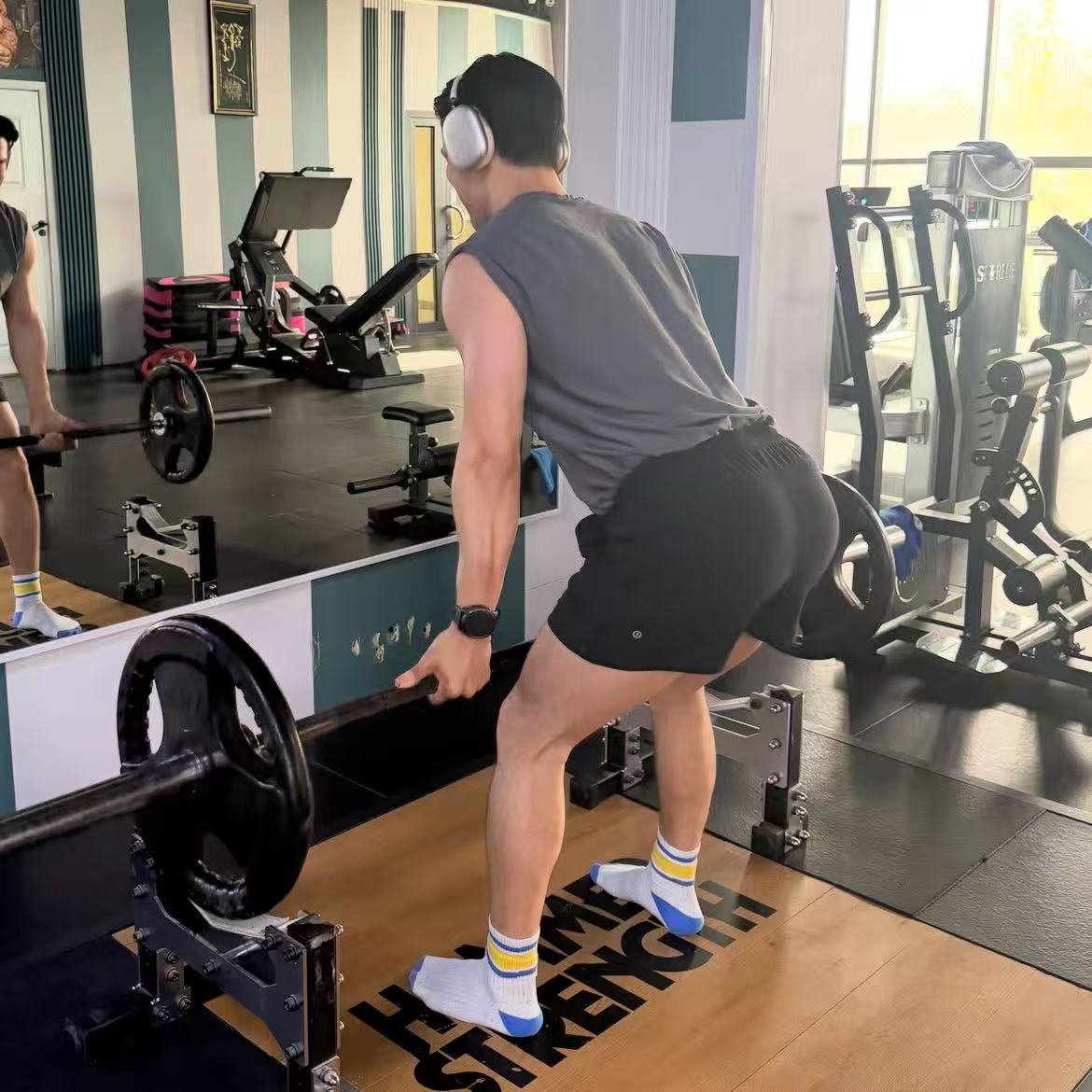 coid_ice's tweet photo. There was a news from over a decade ago, back when Siwon was filming in China, about how he accidentally wandered into a gay gym and got groped by one of the trainers there... Siwon’s post today reminded me of that news again😂🫣 https://t.co/usTYOcS86L