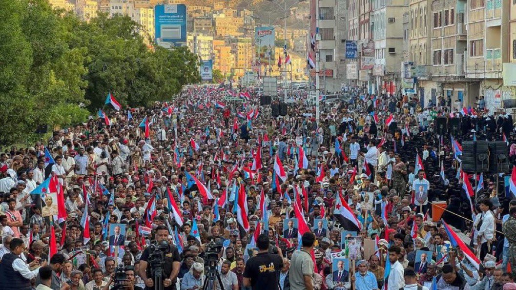 aouuv1's tweet photo. اذا كان كل هؤلا مخطئين وعملاء وهنود وبريطان فانا منهم واليهم والسلام عليهم الى يوم يبعثون🤍 https://t.co/Yk0bRXCcq9