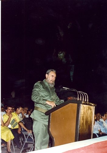 DrRobertoMOjeda's tweet photo. El 14 de octubre de 1991 #Fidel clausuró en Santiago de #Cuba el IV Congreso del @PartidoPCC e inauguró la imponente Plaza de la Revolución Mayor General Antonio Maceo. Silvio interpretó "El Necio", esa canción tan vigente hoy.  #CubaEstáFirme https://t.co/Wzmf3cf5Bt