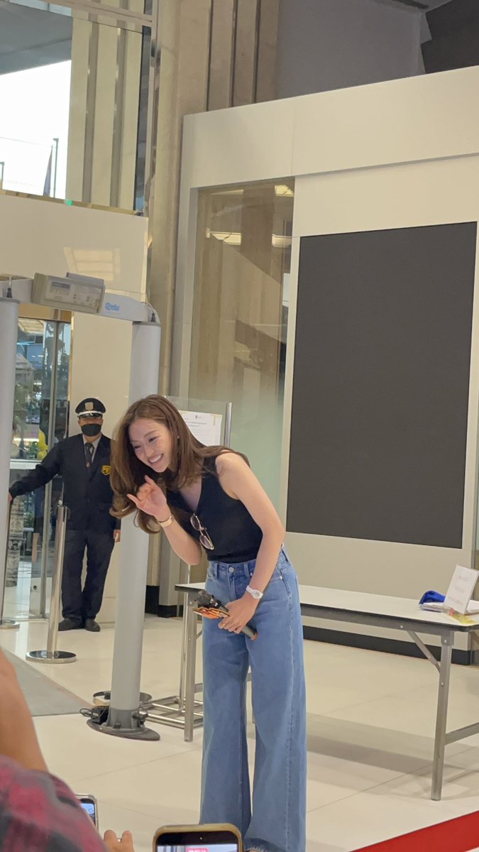 dalgomyaa's tweet photo. การไปรวมพลลีน่าหมิวครั้งแรกของชั้น 
คือวันนี้เลิกงานปุ๊บ รีบนั่งวินฝ่าฝนมาหาเลย 
มาถึงคนนั่งเต็มไปหมดแล้ว ไม่รู้จะไปอยู่ตรงไหนดี55555555
แต่ได้มาเจอน้องๆ แค่นี้ก็เติมพลังสุดๆแล้ววว 
ขอให้มีคนรักเยอะๆแบบนี้ไปตลอดเลยนะ🦋🧸

#LenaMiu #ลีน่าหมิว https://t.co/JtzqaXSzJw