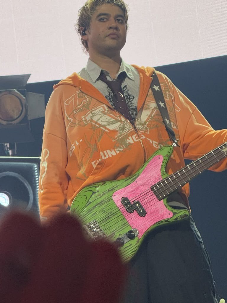 sabbyirwin's tweet photo. Nerdy man to hot bassist? I know what you are Calum Thomas Hood I see you https://t.co/5g5fTWiaWm