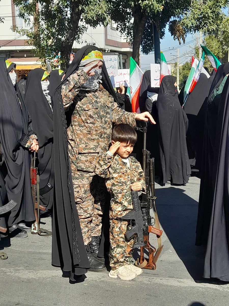 yamahde1377's tweet photo. سلام بر این اراده‌ها
 مادرانی که پرچم‌دار مقاومت‌اند و کودکانی که از کودکی سرباز وطن می‌شوند. ✊
حضور جان فدایان مشگین شهر 
#جانیم_ایران 
#مشگین_فدایی https://t.co/gnP7H4RLj3
