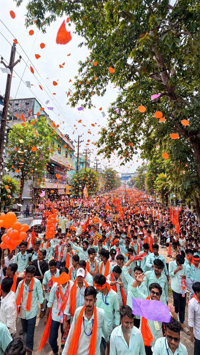 socialTalks96's tweet photo. ଭଦ୍ରକ କଲେଜରେ ଏବିଭିପିର ସୁନାମି !
ଏ ଦୃଶ୍ୟ ବୟାନ କରୁଛି ଛାତ୍ର ଶକ୍ତି କୌ ବିଚାର ସହ 💪
ଛାତ୍ର ଶକ୍ତି ନୁହେଁ, ଏ ହେଉଛି ଛାତ୍ର ଜୁଆର !!
ପ୍ରତି କ୍ୟାମ୍ପସ୍, କଲେଜ, ରାସ୍ତା ଓ କ୍ଲାସରୁମରେ କେବଳ ଗୋଟିଏ ନାରା - #ABVP !
ଏଥର ବିଜୟ ହେବ, ଏକତରଫା ହେବ ।
ବାସ୍ ଆନୁଷ୍ଠାନିକ ଘୋଷଣା ବାକି ।

#ABVPForBhadrak #ChhatraShakti https://t.co/eXXQwZiIxM