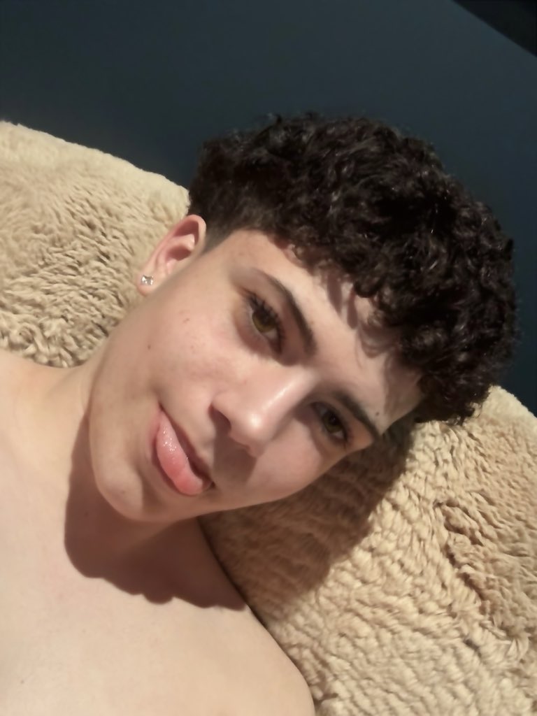 KellyK0na's tweet photo. i want to be a boywife for a real man who’ll protect me, provide for me, and use me whenever he wants😍🥺 https://t.co/FTyoO3IaRg