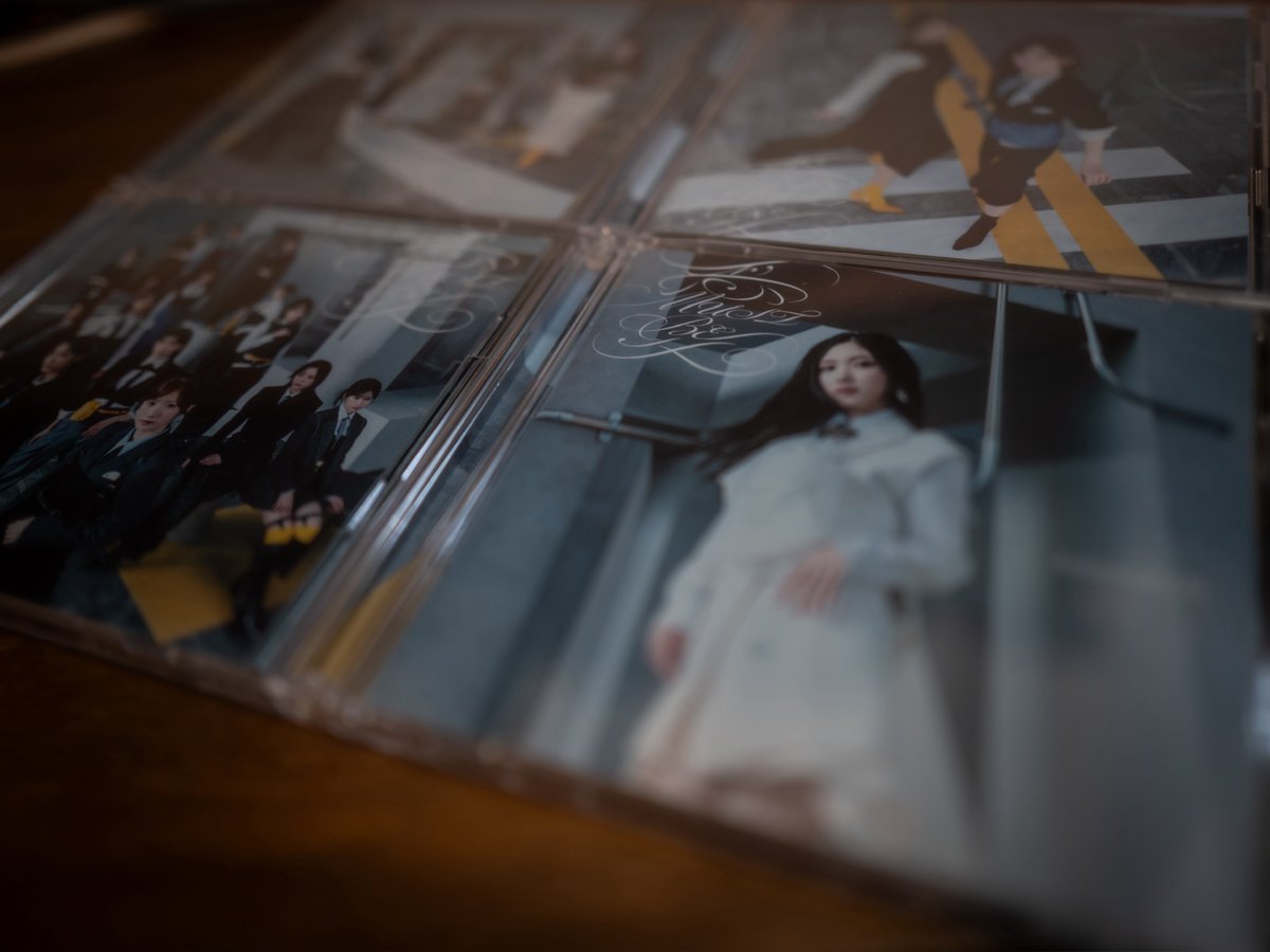 TAKAHIRO_UENO_'s tweet photo. 櫻坂46 16th Single「愛MUST BE」が本日発売となりました。

通常盤に加え、四期生LIVEやマネージャー秘蔵映像などが見られる特別版がTYPE-A、TYPE-B、TYPE-C、TYPE-D（全4形態）まで登場です。

私は表題曲『愛MUST BE』と『自称バレエダンサー』の振付を担当いたしました。

『愛MUST BE』
https://t.co/SbLZBJf0hS
愛という人類が向き合い続けてきたテーマが歌われています。
パフォーマンスは長年かけて哲学されてきたバレエをベースに、コンテンポラリーへ移りつく流れになっています。想いの向きが自己から他者へと拡張していく作品です。

『自称バレエダンサー』
https://t.co/K1x878Yxkk
社会のニーズに応え立ち回りを覚えた大人が、夢や理想を追い求める若者の滑稽さを目の前にして思いを吐露する楽曲です。

私の好きな歌詞は、
「妥協しなさい それも生きるってことだ」という部分です。

「それが」と言い切れないところに、青い生き方への愛情を感じるのです。

ーーーーーーーー
さらに私が主宰を務める、INFINITY @INFINITY_AGENT_ 
ダンサー「北畑 向夏花」もMV振付を担当しています。
『元凶』
https://t.co/o2jkORRZiG
沢山の道を乗り越えて新たな物語が始まるエネルギーに溢れています。

その他の楽曲も聴きごたえのあるものばかり。
是非お手元にです:)

#櫻坂46_愛MUSTBE
@sakurazaka46 

                              TAKAHIRO（上野隆博）