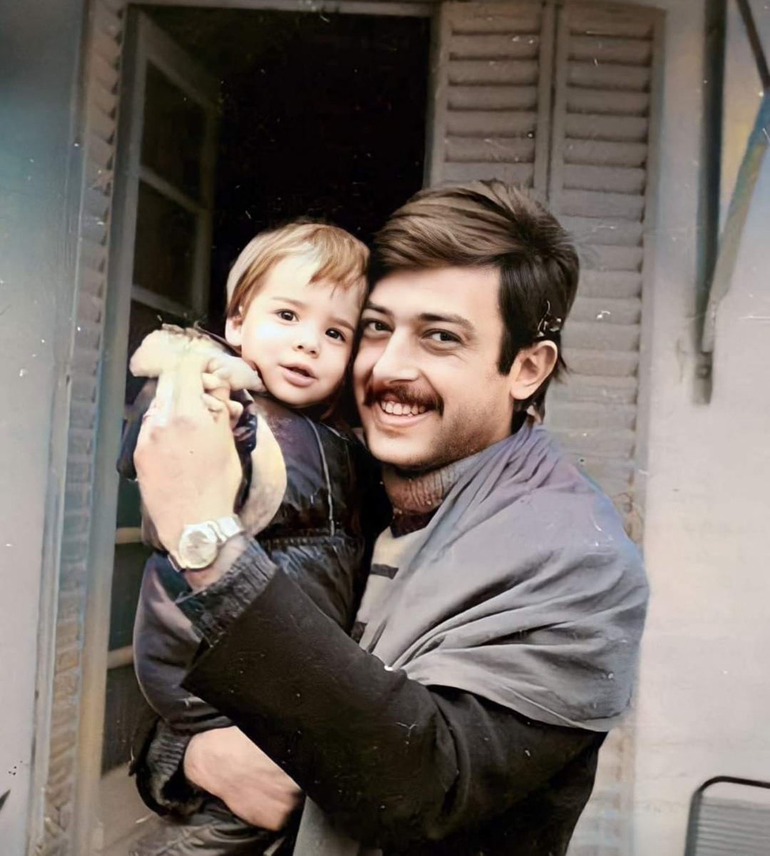 Lucia_GI's tweet photo. Hoy, justamente hoy se cumplen 50 años de la desaparición de mi papá, Gustavo García Cappannini. Militante peronista, artista plástico, estudiante de Física. Una patota de la ESMA lo arrancó de su vida y de la nuestra. El jefe del terrorismo de Estado era Jorge Rafael Videla. https://t.co/5abO8MewH4