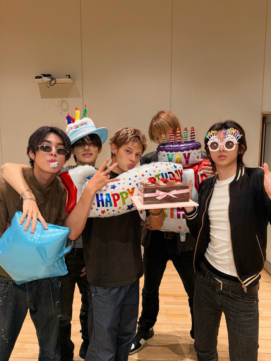 eomcoertis's tweet photo. AWEEE OUR BOYS CELEBRATED THEIR JAMES HYUNG BIRTHDAY 🥺🥺

🦅: 🎂🎂🎂
SPREAD LUV 🙌🙌
GRATEFUL FOR EVERYTHING 
THX 🙏 EVERYONE

#CORTIS #코르티스 https://t.co/M1XDYniNo1