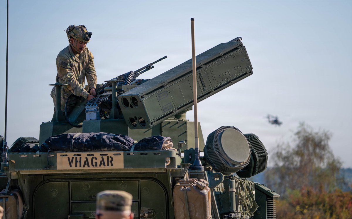 Roberto_yeager's tweet photo. #FOTON(es)!
#Apache's, #Blackhawk's, #Chinook's y #Stryker A1 M-SHORAD Sergeant Stout en el ejercicio Operation Skyfall II, en el campo de entrenamiento de Grafenwoehr, Alemania (#USArmy Photo by Cpl. Grant Hockley) #AH64E #UH60M #CH47 https://t.co/rYEtus4hNr