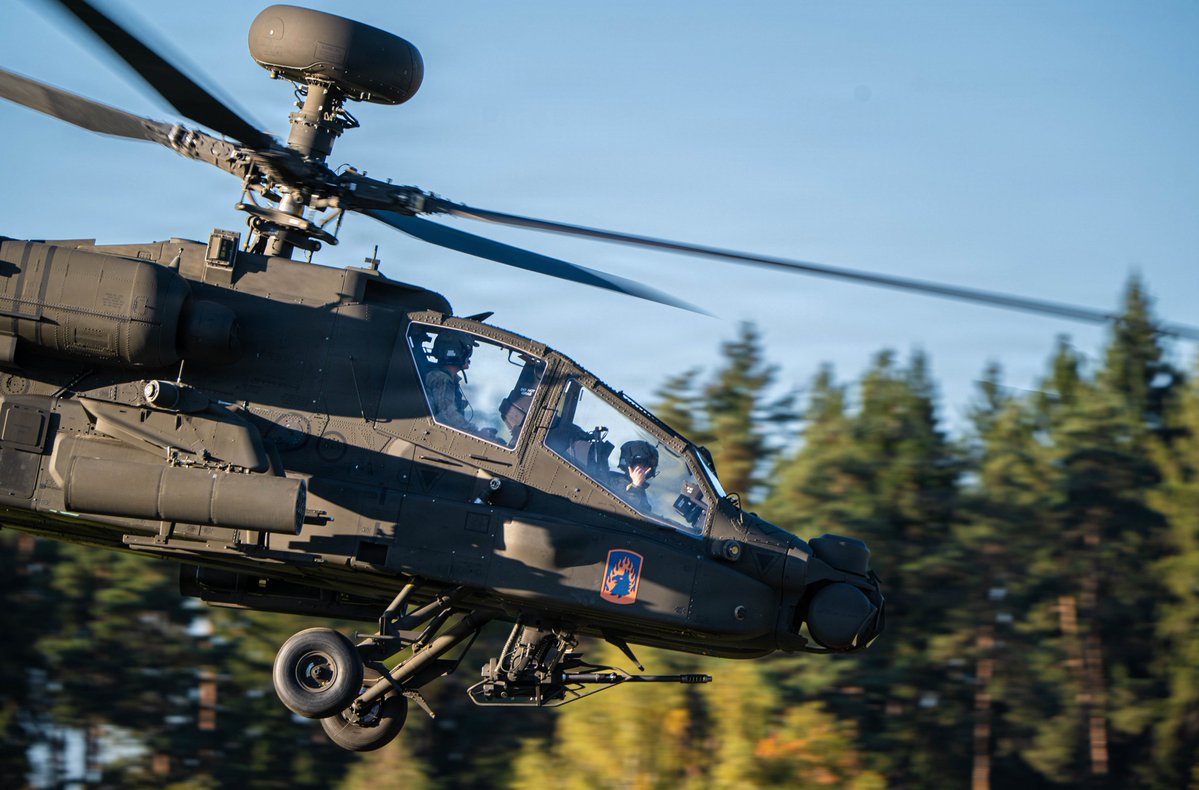 Roberto_yeager's tweet photo. #FOTON(es)!
#Apache's, #Blackhawk's, #Chinook's y #Stryker A1 M-SHORAD Sergeant Stout en el ejercicio Operation Skyfall II, en el campo de entrenamiento de Grafenwoehr, Alemania (#USArmy Photo by Cpl. Grant Hockley) #AH64E #UH60M #CH47 https://t.co/rYEtus4hNr