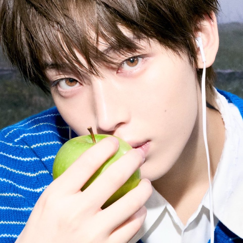 Mikeymiumiu's tweet photo. น้องซอนอูบอกว่าอันนี้สีตาจริงหนูน้า ช่วงนี้หนูไม่ได้ใส่คอนแทคเลนส์ตอนถ่ายงานเท่าไร ขี้โกงมากรูปทรงตาก็สวยสีตายังสวยอีกนิ 🤏🏻 https://t.co/9v5bGgrUpU