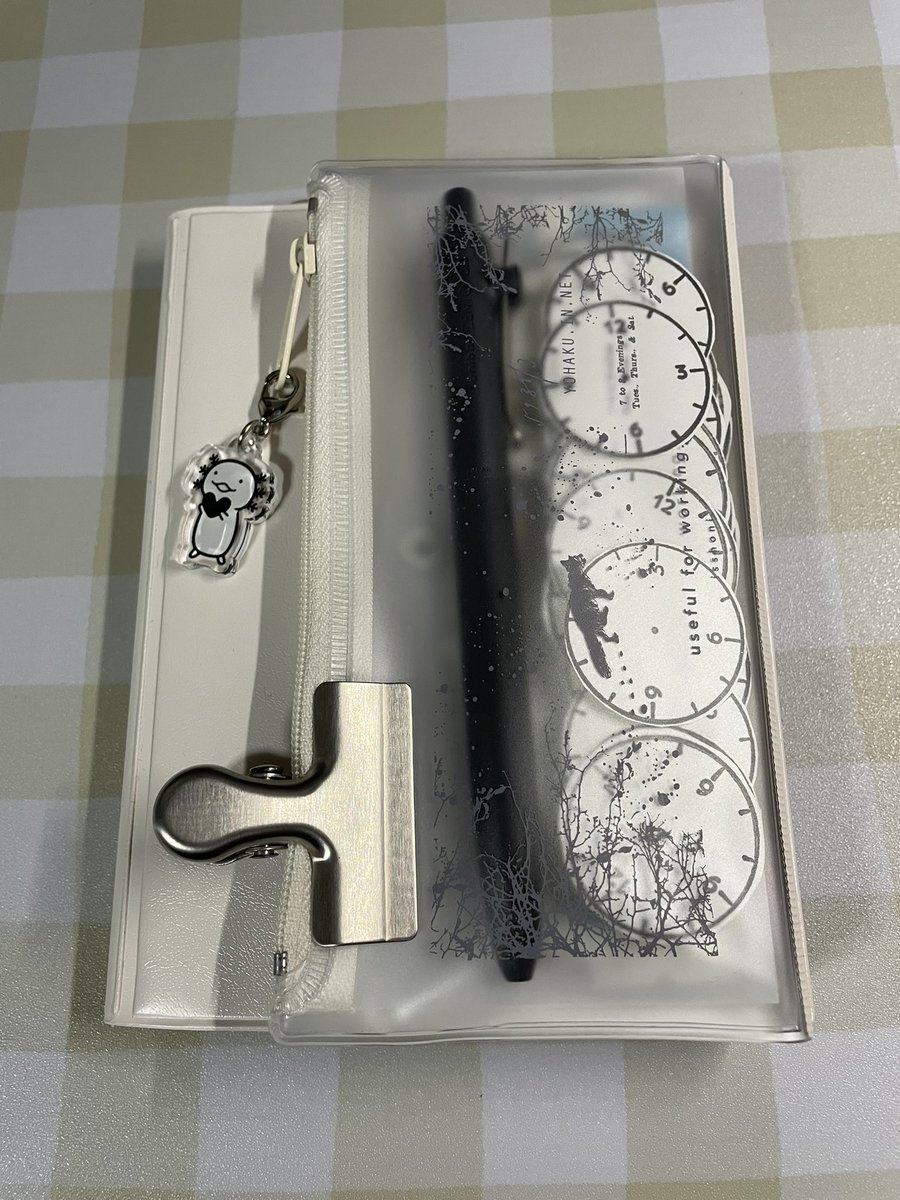 cqxefSgbWxpksn9's tweet photo. 仕事帰りにSeria行ってきたぁ。

仕事のストレス吐き出すために
作ったノートなんやけど…
『それなら』と思い今日から
体と心のノートにしてみた。
毎日やなくてもいい。
いつものあたしらしく気分次第で更新。このノートにストレスは吐き出しますw https://t.co/AIX2juAHZL