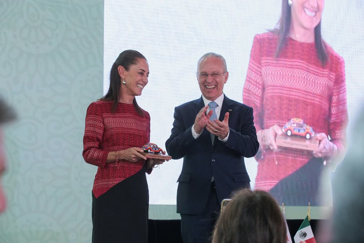 cceoficialmx's tweet photo. “Es momento de apostar por México”: @JoseMedinaMora

A 50 años, reafirmamos nuestro compromiso de impulsar la inversión, generar oportunidades y construir acuerdos que permitan el crecimiento de nuestro país. 🇲🇽

🔗 Lee el comunicado completo: https://t.co/luaf6eu9NJ https://t.co/FH0AnF4hhR