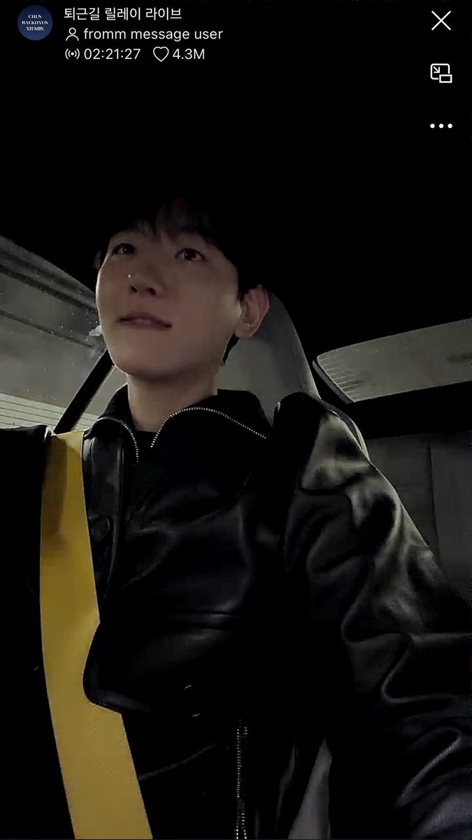 bhbrazil_'s tweet photo. "Ahh, o conceito de hoje não era parecer mais novo! Ah, sério, eu não queria parecer alguém que saiu dirigindo o carro da mamãe, aff! Ai, de verdade! Eu tô te dizendo, esse não era o conceito! Eu nem consigo imaginar o quanto eu parecia uma criança do ensino fundamental de braços cruzados quando o Jongdae apareceu mais cedo, eu fiquei tão chocado quando me vi! Ahhh!!!" — #BAEKHYUN na live no Fromm hoje. 😅