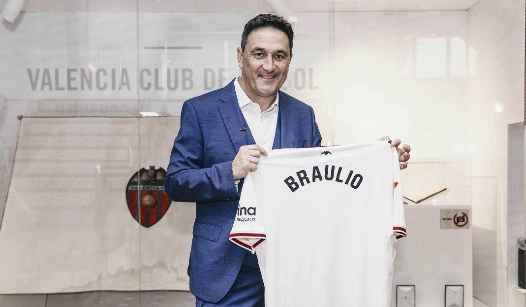 guaridavcf's tweet photo. ℹ️ @TribunaVCF

➡️ Para el verano que viene, el @valenciacf está buscando un 6 y un 8.

OPINIÓN I Me parece lógico, ya decíamos, que a pesar de decir que el centro del campo estaba bien cubierto, no era así.

Guido está para lo que está, Pepelu debería ser central si sigue aquí.

Y falta un creador como el comer, que incluso se debería buscar en enero si fuera posible junto al central y delantero.

Veremos...

#MercadoVCF #ValenciaCF #BraulioVazquez