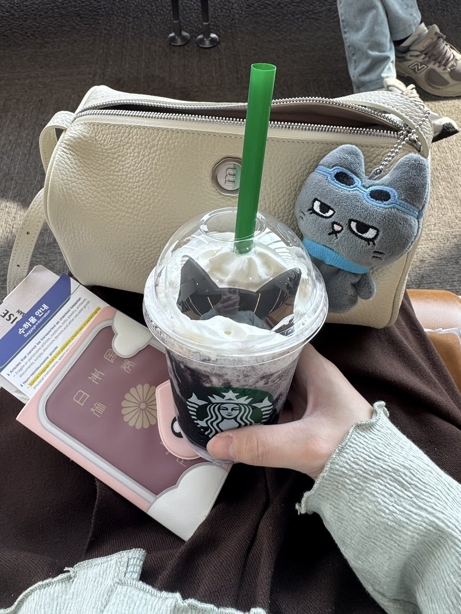 tsnyqn's tweet photo. 🥛🫐🐈‍⬛ https://t.co/onPuKryGSp